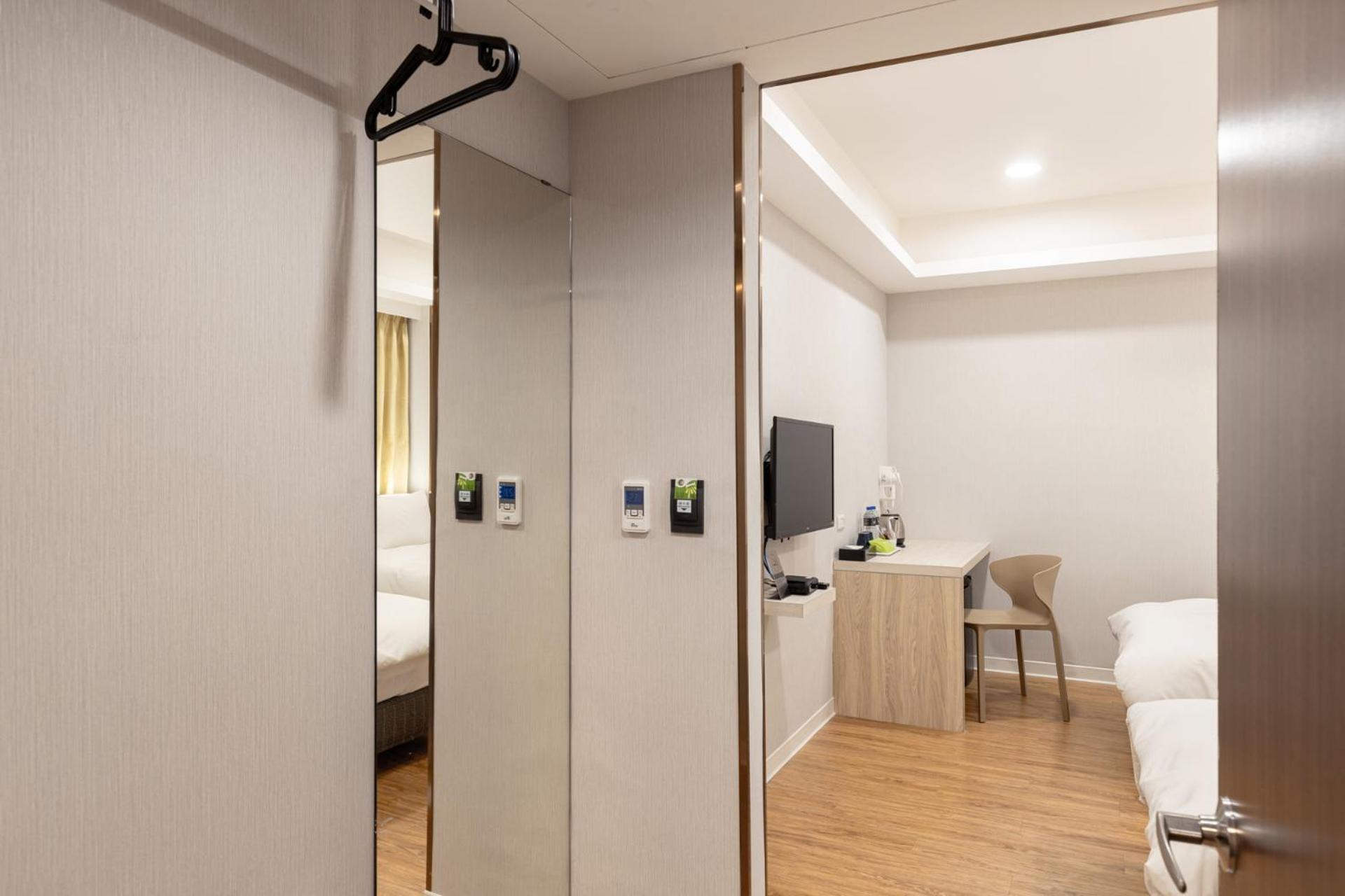 Kiwi Express Hotel - Zhongqing Đài Trung Ngoại thất bức ảnh
